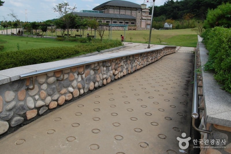 Donghak Peasants Revolution Memorial Hall  (14/18)