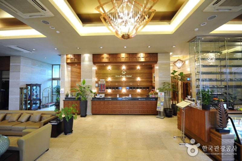 Ritz Plaza Hotel  (2/5)