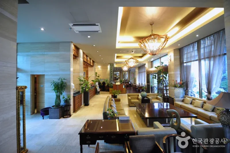 Ritz Plaza Hotel  (3/5)
