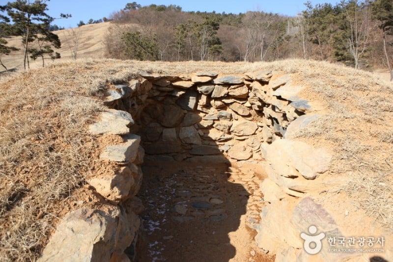 Iksan Ipjeomni Ancient Tombs  (2/5)