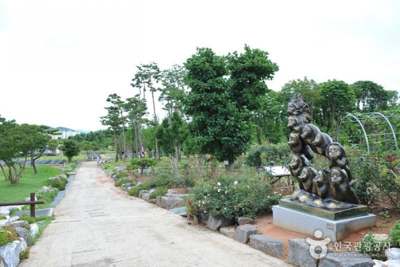 Korea Expressway Corporation Arboretum  (4/13)
