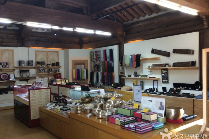 Jeonju Crafts Exhibition Hall, Myeongpumgwan  (1/5)