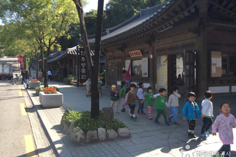 Jeonju Crafts Exhibition Hall, Myeongpumgwan  (2/5)