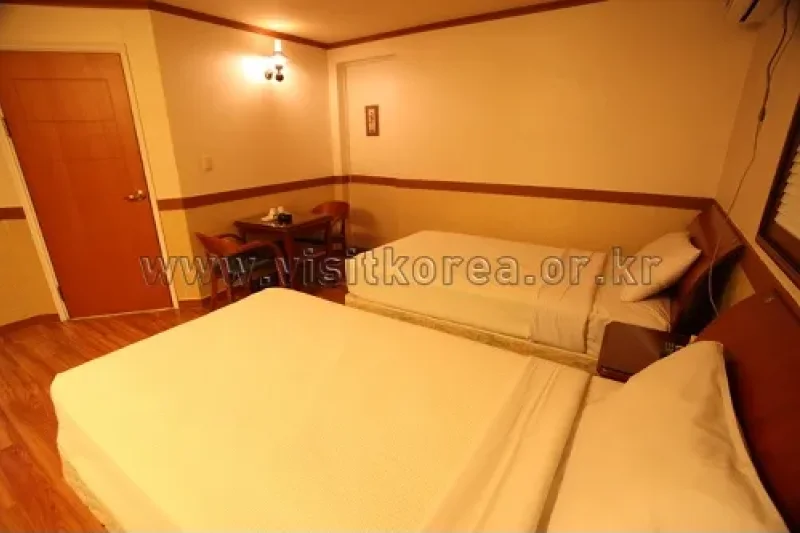 Win Hotel - Goodstay  (17/18)
