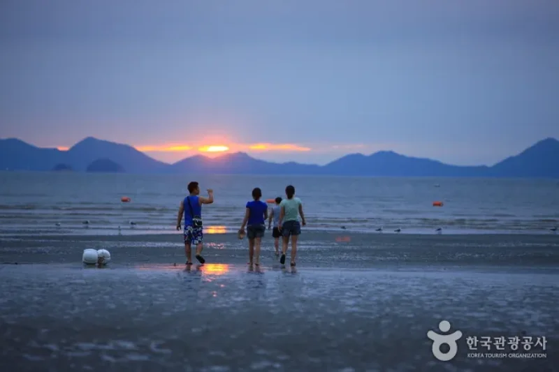 Dongho Beach  (13/16)