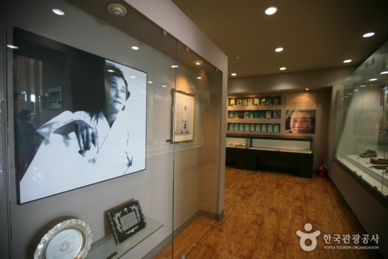 Arirang Literature Museum  (8/12)