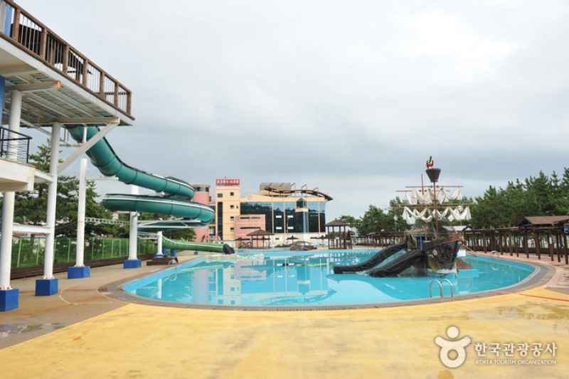 Yulpo Beach and Seawater Pool  (9/11)
