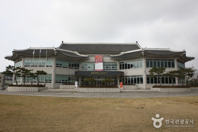 Yeongam Pottery Museum  (1/13)