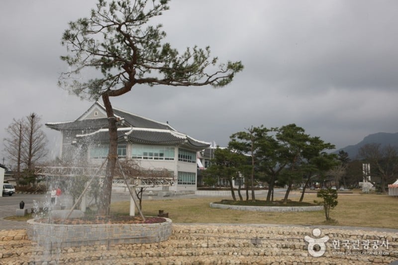 Yeongam Pottery Museum  (2/13)