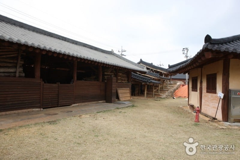 Yeongam Pottery Museum  (3/13)