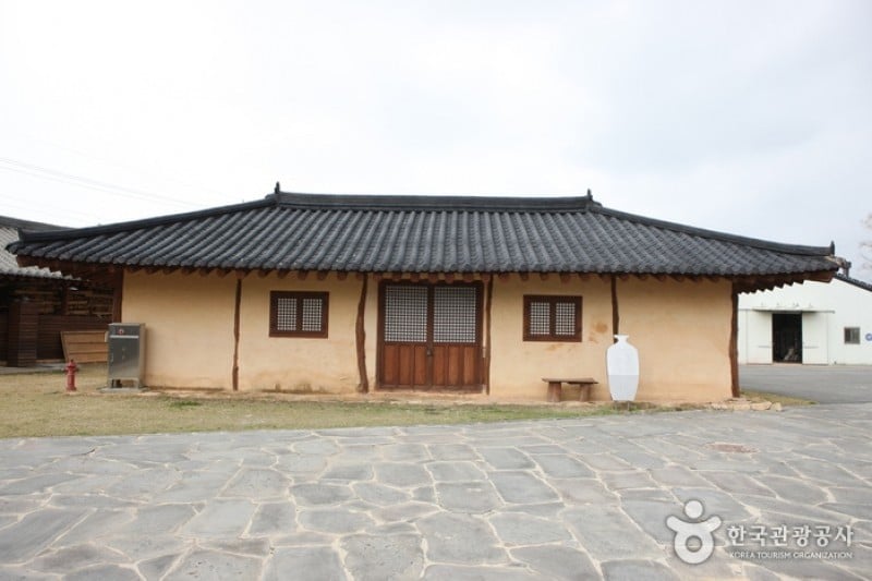 Yeongam Pottery Museum  (4/13)