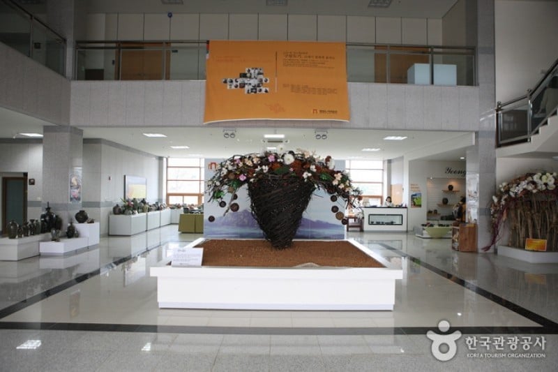 Yeongam Pottery Museum  (8/13)