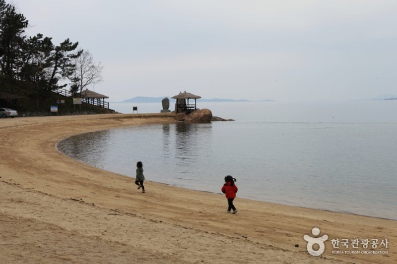 Dolmeori Beach (돌머리해수욕장) (2/7)
