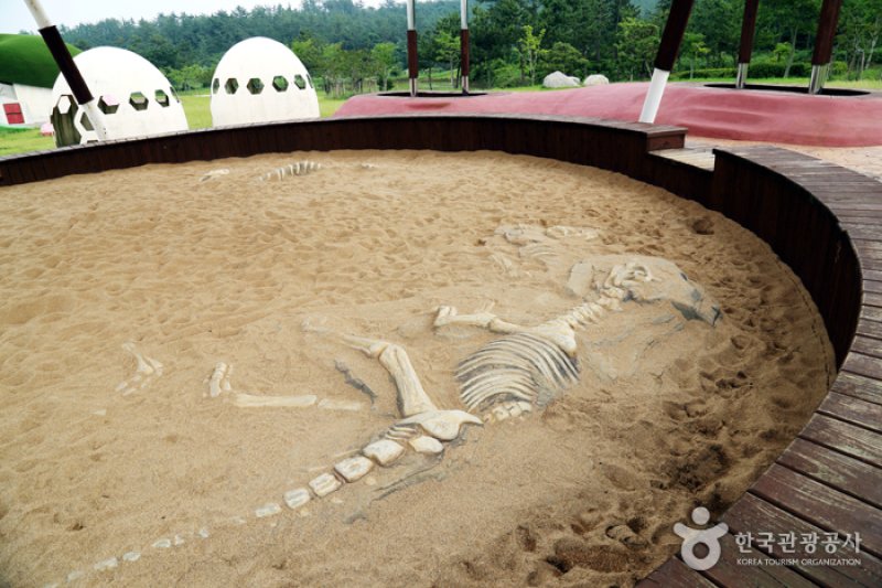 Uhangri Dinosaur Fossil Natural Historic Monument  (2/16)