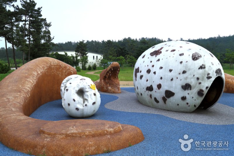 Uhangri Dinosaur Fossil Natural Historic Monument  (4/16)