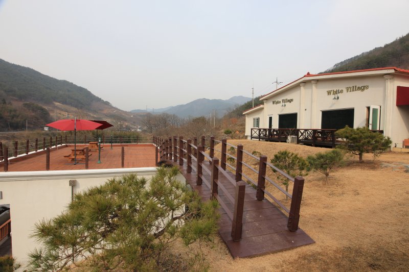 White Village - Goodstay  (1/7)