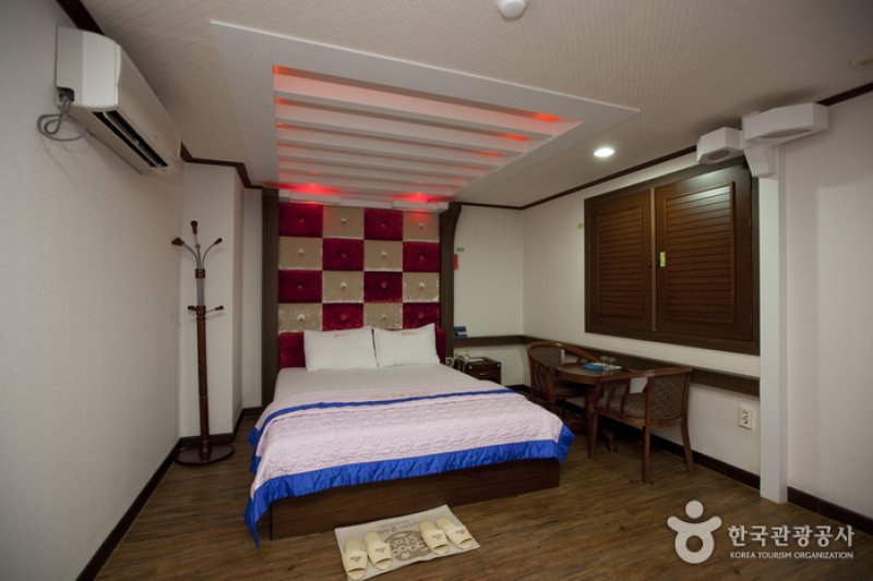 Opera Motel - Goodstay  (11/13)