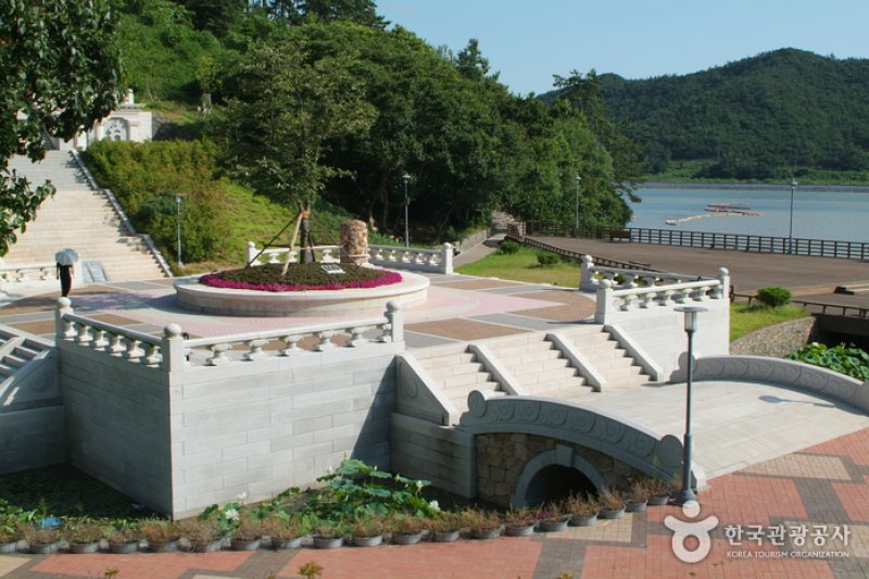 Birthplace of Baekje Buddhism  (8/15)