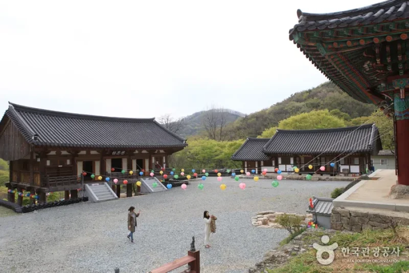 Yongcheonsa Temple  (1/15)