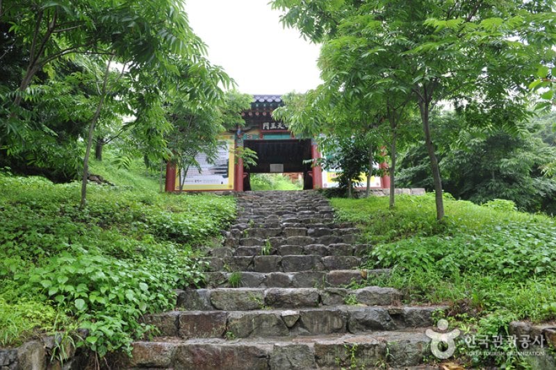 Yongcheonsa Temple  (4/15)