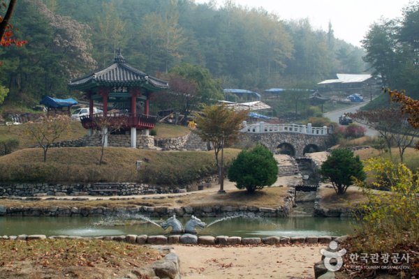 Andong Folk Village & Andongho Lake