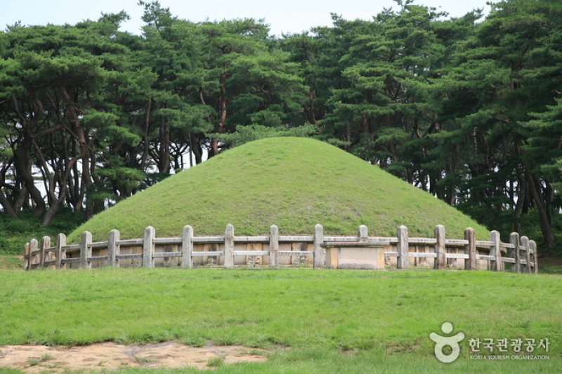 Gyeongju Gwaereung Tomb (경주 원성왕릉) (1/12)
