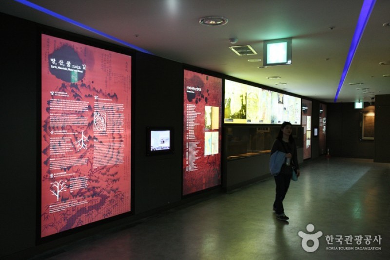 Museum of Old Roads  (2/33)