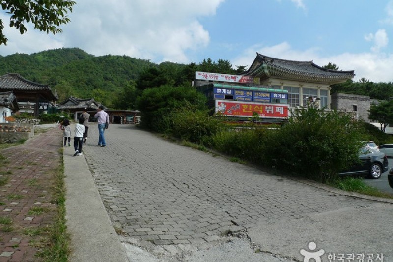 Kyongju Folk Craft Village  (4/15)
