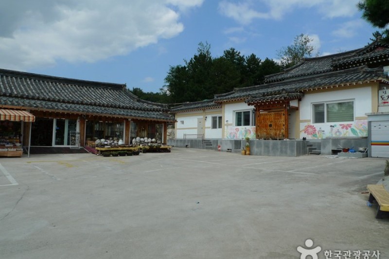 Kyongju Folk Craft Village  (10/15)