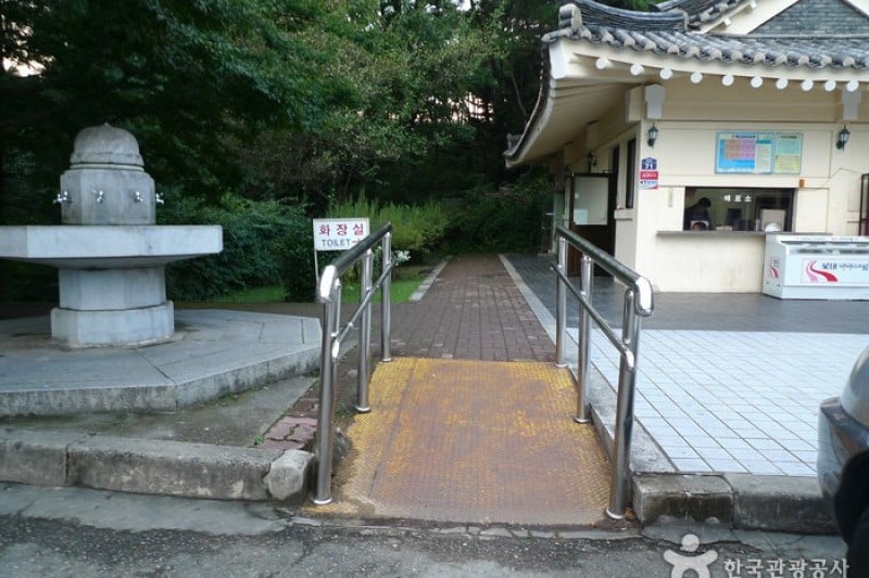 Tomb of General Kim Yusin  (1/10)