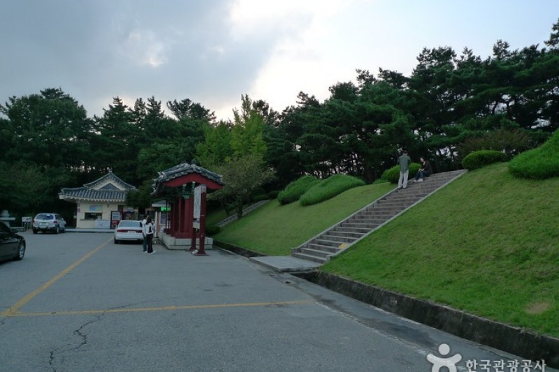 Tomb of General Kim Yusin  (2/10)