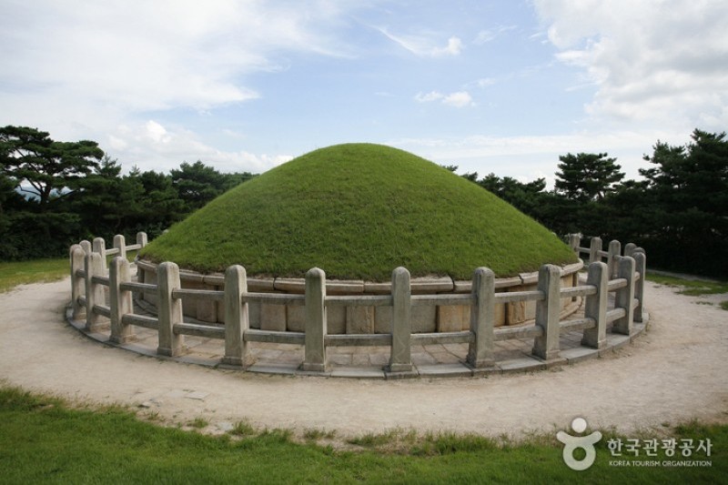 Tomb of General Kim Yusin  (4/10)