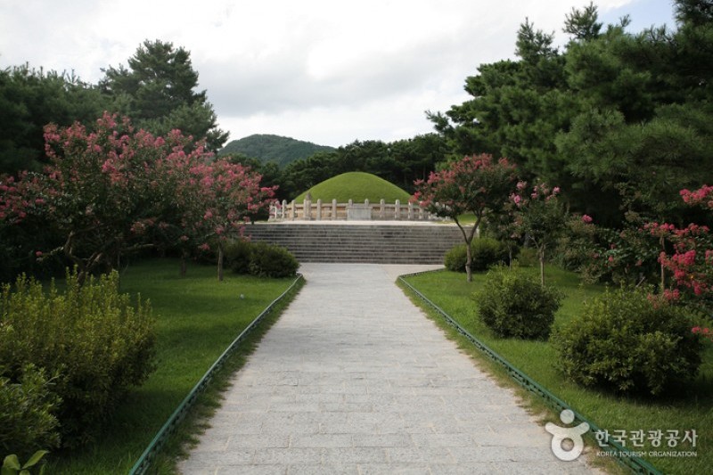 Tomb of General Kim Yusin  (7/10)
