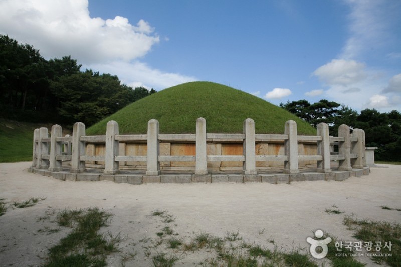 Tomb of General Kim Yusin  (8/10)