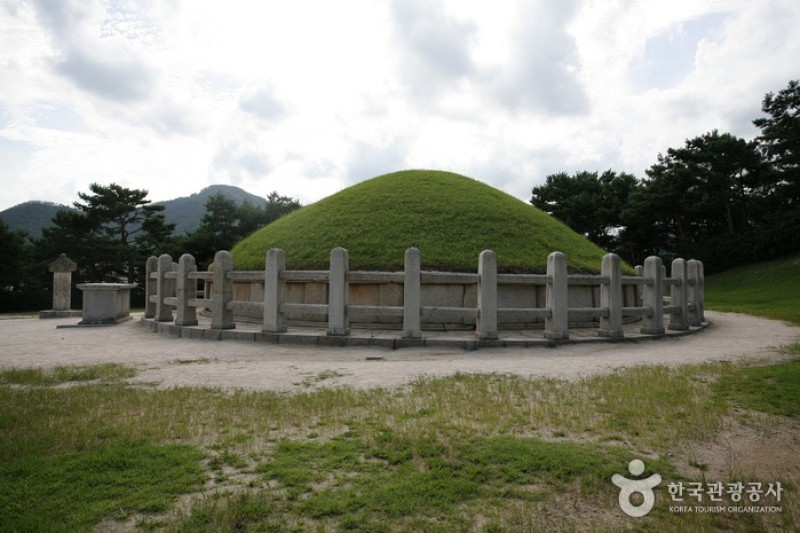 Tomb of General Kim Yusin  (9/10)