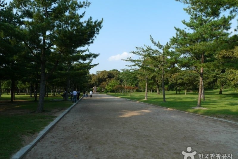 Gyeongju Oreung Royal Tombs  (2/28)