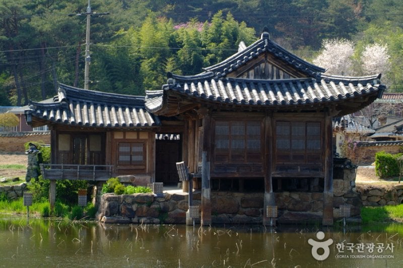 Seochulji Pond in Gyeongju  (3/5)