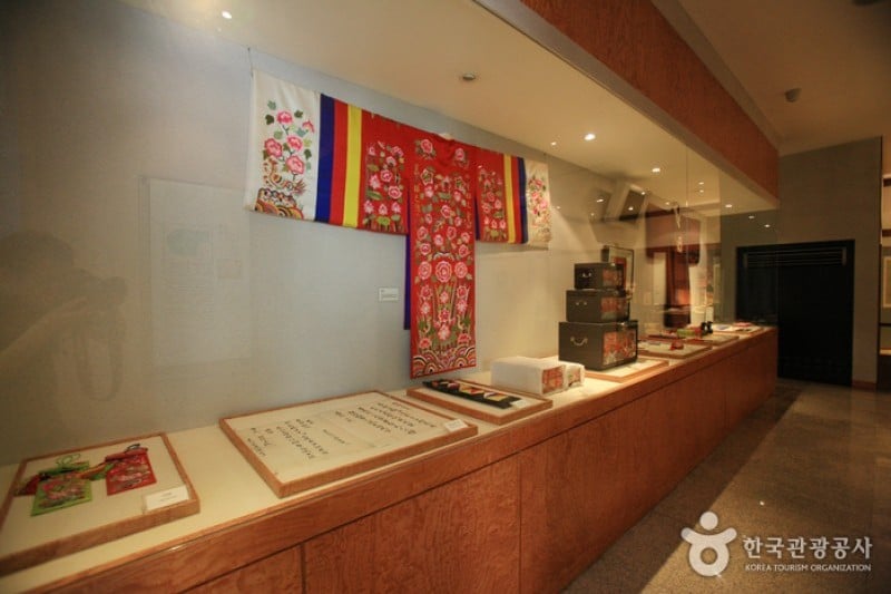 Mungyeong Confucian Museum  (3/12)