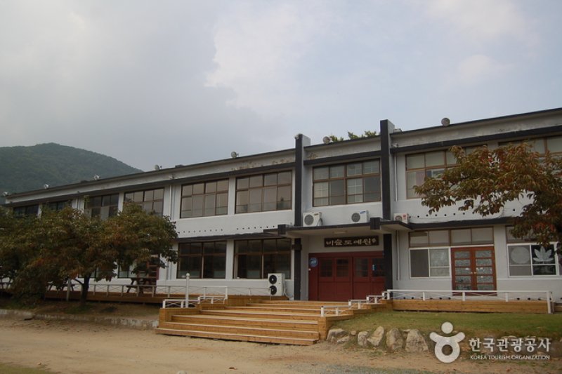Bisl Pottery Studio  (1/11)