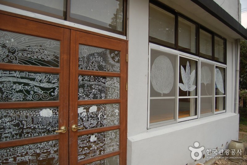 Bisl Pottery Studio  (5/11)