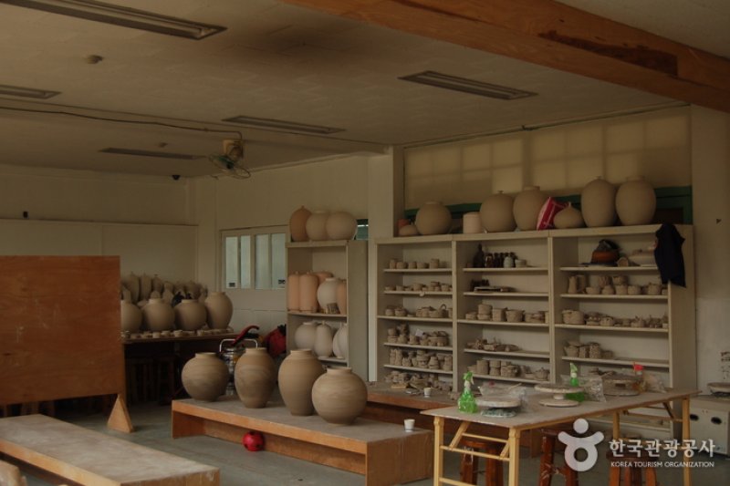 Bisl Pottery Studio  (6/11)