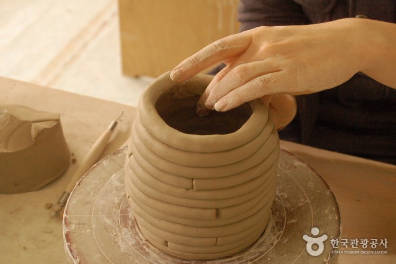 Bisl Pottery Studio  (8/11)