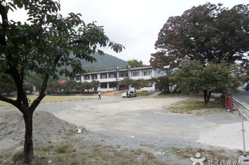 Bisl Pottery Studio  (10/11)