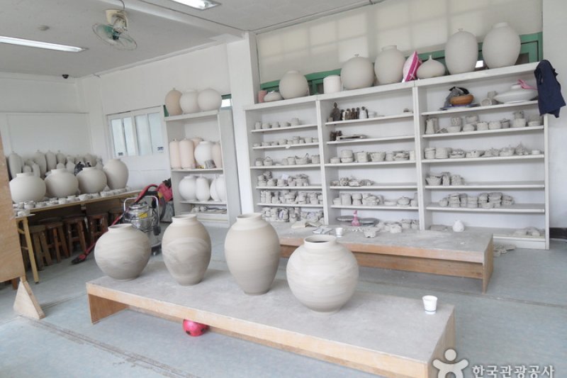 Bisl Pottery Studio  (11/11)