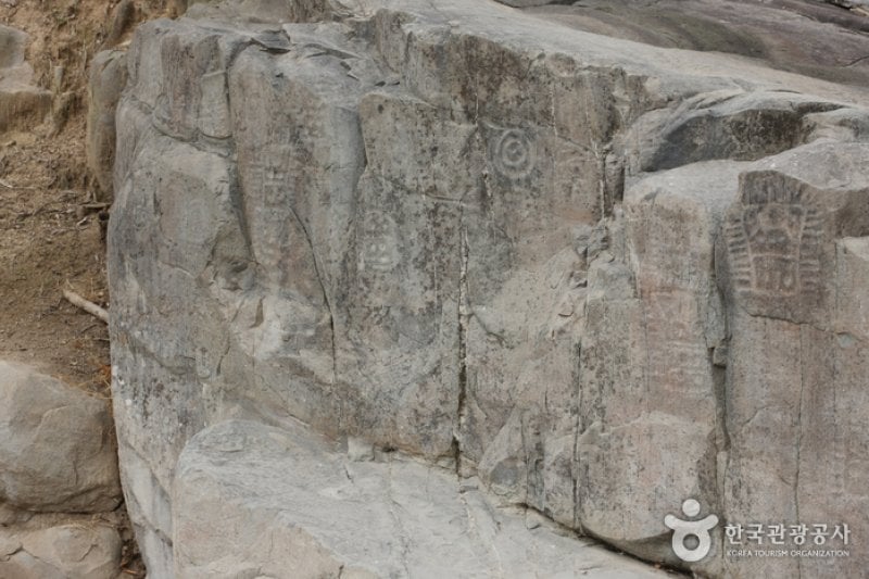 Goryeong Janggi-ri Rock Art (고령 장기리 암각화) (3/13)