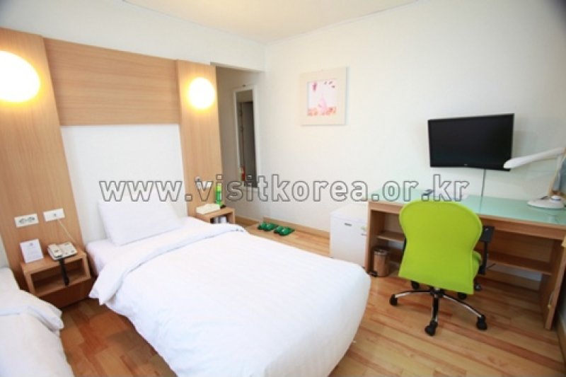 Appletree Hotel - Goodstay  (12/26)