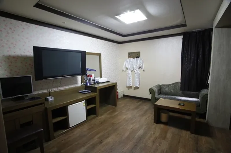 J's Motel - Goodstay  (3/20)