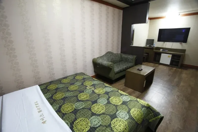 J's Motel - Goodstay  (12/20)