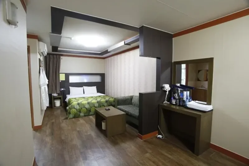 J's Motel - Goodstay  (13/20)