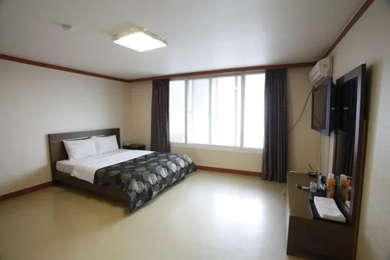 J's Motel - Goodstay  (15/20)